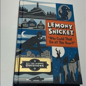 BRAND NEW. Lemony Snicket: “Who Could That Be At This Hour?” (Hard cover book)